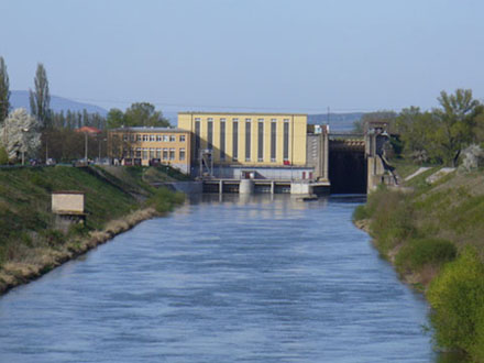 Těleso hráze s elektrárnou Dalešice, v pozadí chladicí věže Jaderné elektrárny Dukovany